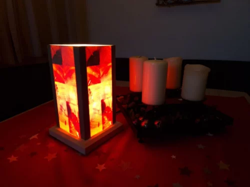 Beleuchtete Zirbenlampe mit Nusseinlagen im Detail