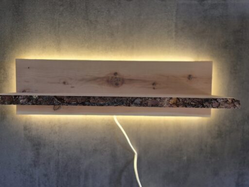 Beleuchtetes Wandregal aus Zirbenholz mit Baumkante und indirektem Licht