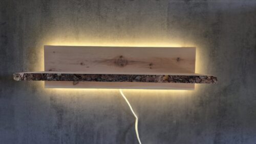 Beleuchtetes Wandregal aus Zirbenholz mit Baumkante und indirektem Licht