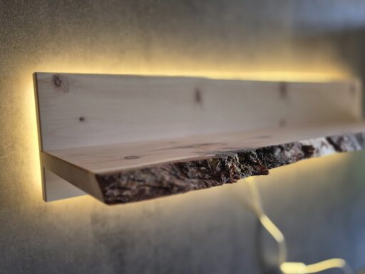 Beleuchtetes Wandregal aus Zirbenholz mit warmem Lichtschein
