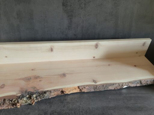 Wandregal aus Zirbenholz mit Baumkante, unbeleuchtet
