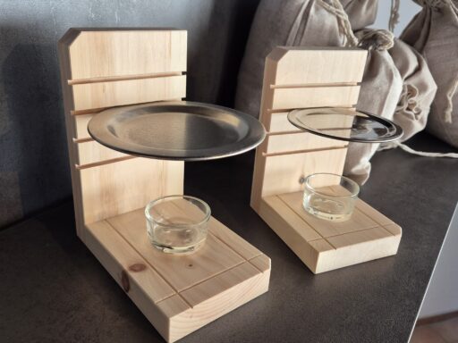 Zwei Weihrauch-Duftspender aus Zirbenholz mit Glasschale und Räucherbeutel