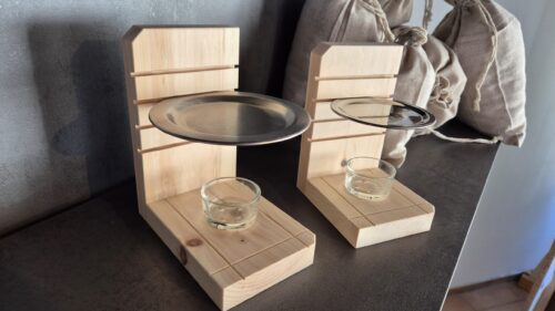 Zwei Weihrauch-Duftspender aus Zirbenholz mit Glasschale und Räucherbeutel