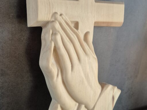 Wandkreuz aus Zirbenholz mit betenden Händen, seitliche Ansicht