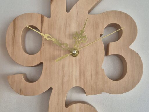Wanduhr aus Zirbenholz mit ausgesägten Ziffern