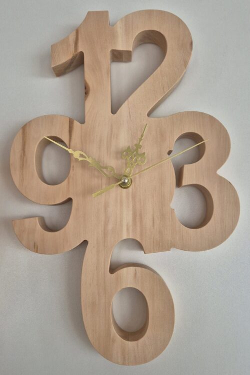 Wanduhr aus Zirbenholz mit ausgesägten Ziffern