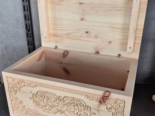 Geöffnete Holztruhe aus Zirbenholz, Blick in den Innenraum
