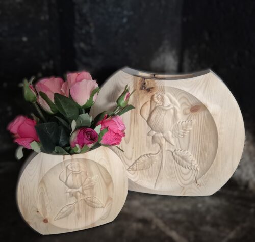 Zirbenvase Rose mit Rosen, Nahaufnahme der geschnitzten Vorderseite