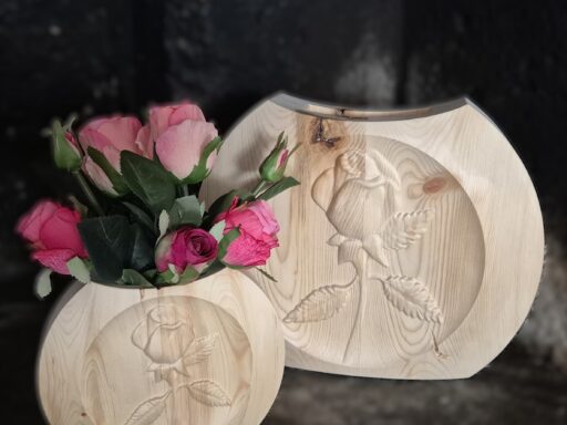 Zirbenvase Rose mit Rosen, Nahaufnahme der geschnitzten Vorderseite