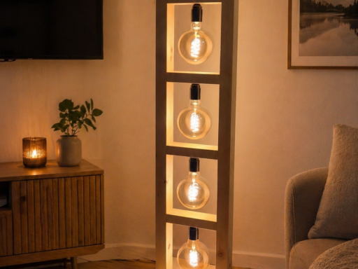 Stehlampe Globe aus Zirbenholz mit mehreren Leuchtfeldern im Wohnzimmer