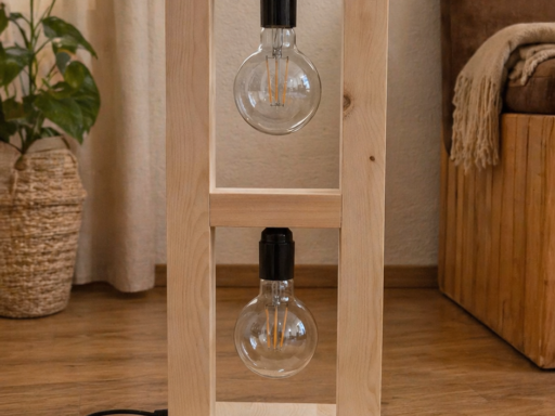 Stehlampe Globe aus Zirbenholz, niedrige Ausführung mit Glühbirne
