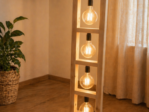 Stehlampe Globe aus Zirbenholz, beleuchtet vor einem Fenster